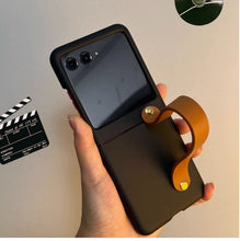 Load image into Gallery viewer, Fashion Cute Diy Giraffe Girl Pearl Short Chain Case For Motorola 40 Ultra Case 2023 Moto Razr 2022 Cover 40ultra - mycasety2023 Mycasety
