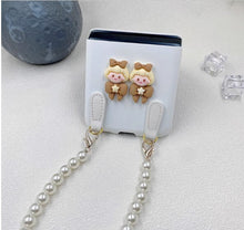 Load image into Gallery viewer, Fashion Cute Diy Giraffe Girl Pearl Short Chain Case For Motorola 40 Ultra Case 2023 Moto Razr 2022 Cover 40ultra - mycasety2023 Mycasety
